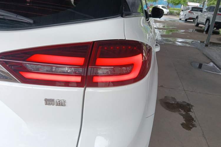 Used Geely Auto Emgrand X7 Sport 2018 1.8TD Automatic Two-Wheel Drive Smart 4G Connected Version Right Rear Taillight