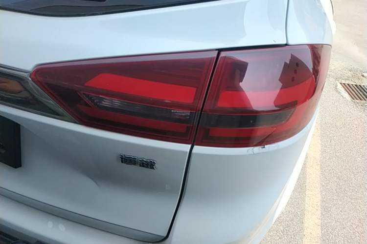 Used Geely Auto Emgrand X7 Sport 2018 1.8TD Automatic Two-Wheel Drive Smart Connect 4G Internet Edition Right Rear Taillight