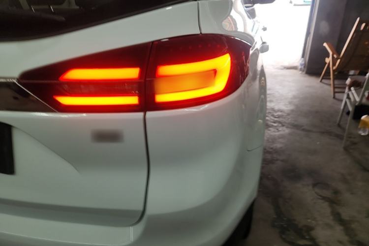 Used Geely Auto Emgrand X7 Sport 2018 1.8TD Automatic Two-Wheel Drive Smart Connect 4G Internet Edition Right Rear Taillight