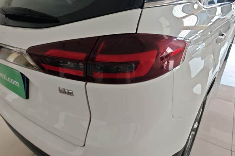 Used Geely Auto Emgrand X7 Sport 2018 1.8TD Automatic Two-Wheel Drive Smart Connect 4G Internet Edition Right Rear Taillight