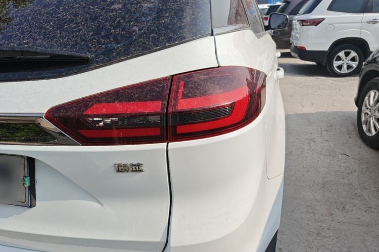 Used Geely Auto Emgrand X7 Sport 2018 1.8TD Automatic Two-Wheel Drive Smart Connect 4G Internet Edition Right Rear Taillight