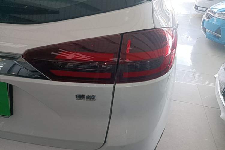 Used Geely Auto Emgrand X7 Sport 2018 1.8TD Automatic Two-Wheel Drive Smart Connect 4G Internet Edition Right Rear Taillight