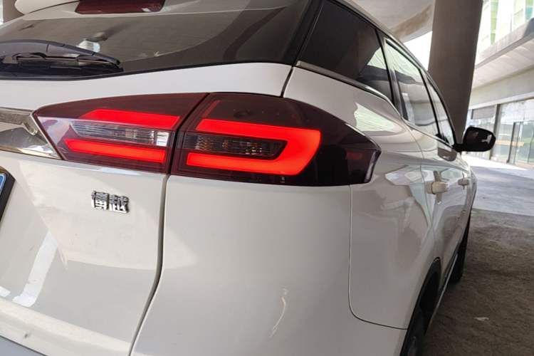 Used Geely Auto Emgrand X7 Sport 2018 1.8TD Automatic Two-Wheel Drive Smart Connect 4G Internet Edition Right Rear Taillight