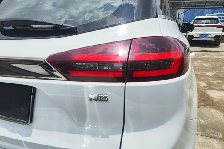 Used Geely Auto Emgrand X7 Sport 2018 1.8TD Automatic Two-Wheel Drive Smart Connect 4G Internet Edition Right Rear Taillight