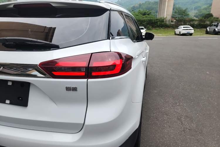 Used Geely Auto Emgrand X7 Sport 2018 1.8TD Automatic Two-Wheel Drive Smart 4G Connected Version Right Rear Taillight