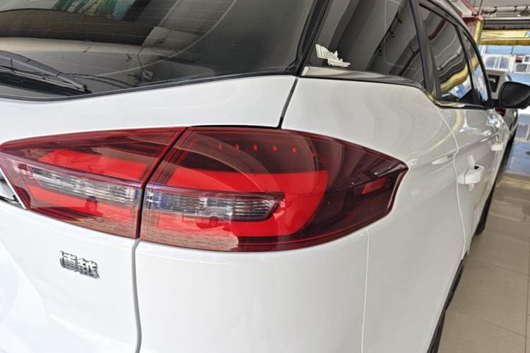 Used Geely Auto Emgrand X7 Sport 2018 1.8TD Automatic Two-Wheel Drive ZhiZun Model with 4G Connectivity Right Rear Taillight