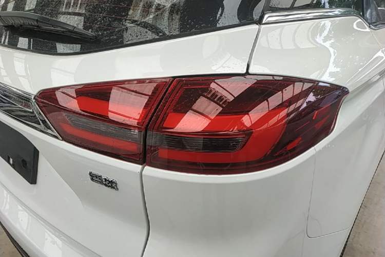 Used Geely Auto Emgrand X7 Sport 2018 1.8TD Automatic Two-Wheel Drive Zhiya Model Right Rear Taillight
