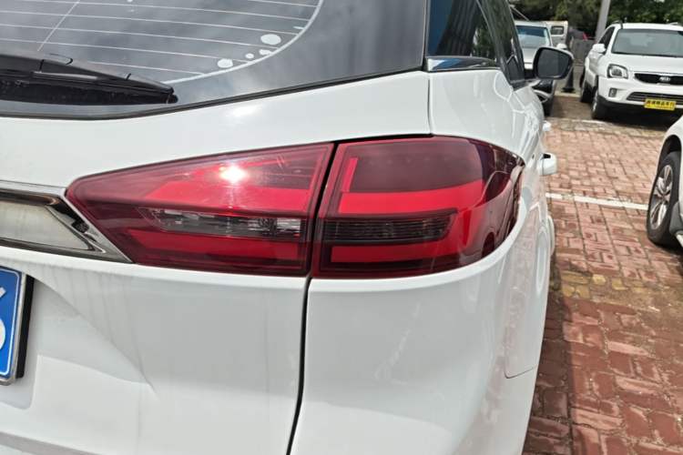 Used Geely Auto Emgrand X7 Sport 2018 1.8TD Automatic Two-Wheel Drive Zhiya Model Right Rear Taillight