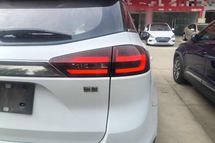 Used Geely Auto Emgrand X7 Sport 2018 1.8TD Automatic Two-Wheel Drive Zhiya Model Right Rear Taillight