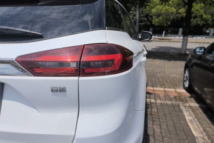 Used Geely Auto Emgrand X7 Sport 2018 1.8TD Automatic Two-Wheel Drive Smart Connect 4G Internet Edition Right Rear Taillight