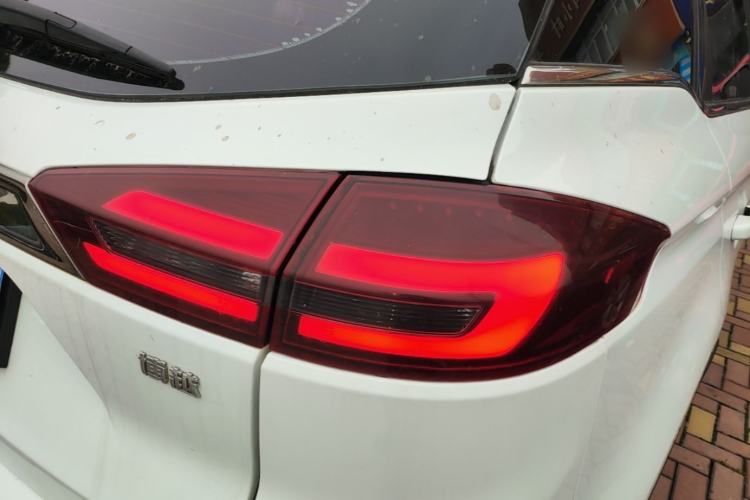 Used Geely Auto Emgrand X7 Sport 2018 1.8TD Automatic Two-Wheel Drive Smart Connect 4G Internet Edition Right Rear Taillight