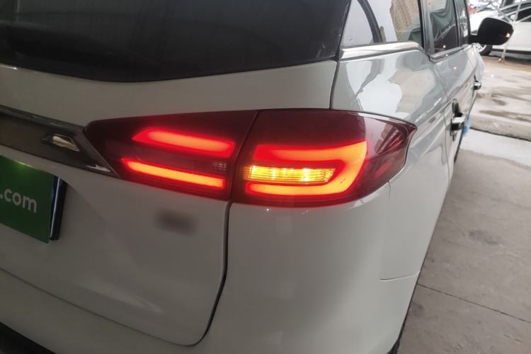 Used Geely Auto Emgrand X7 Sport 2018 1.8TD Automatic Two-Wheel Drive Smart Connect 4G Internet Edition Right Rear Taillight