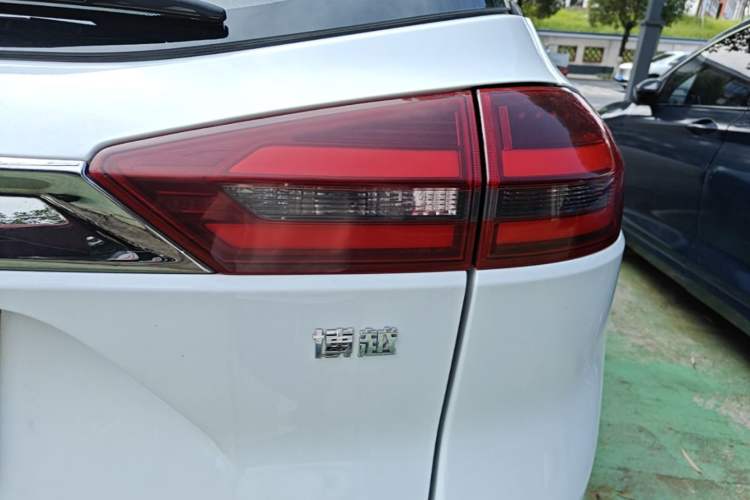 Used Geely Auto Emgrand X7 Sport 2018 1.8TD Automatic Two-Wheel Drive Smart Connect 4G Internet Edition Right Rear Taillight
