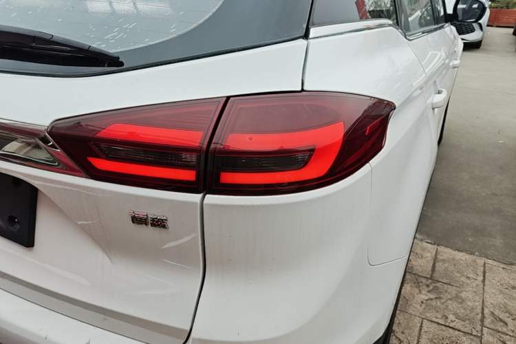 Used Geely Auto Emgrand X7 Sport 2018 1.8TD Automatic Two-Wheel Drive Zhiya Model Right Rear Taillight
