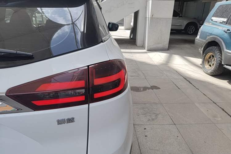 Used Geely Auto Emgrand X7 Sport 2018 1.8TD Automatic Two-Wheel Drive Smart Connect 4G Internet Edition Right Rear Taillight