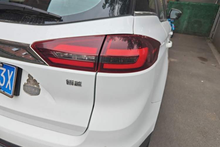 Used Geely Auto Emgrand X7 Sport 2018 1.8TD Automatic Two-Wheel Drive ZhiZun Model with 4G Connectivity Right Rear Taillight