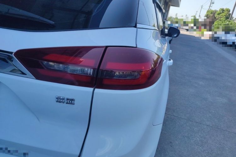 Used Geely Auto Emgrand X7 Sport 2018 1.8TD Automatic Two-Wheel Drive Smart Connect 4G Internet Edition Right Rear Taillight