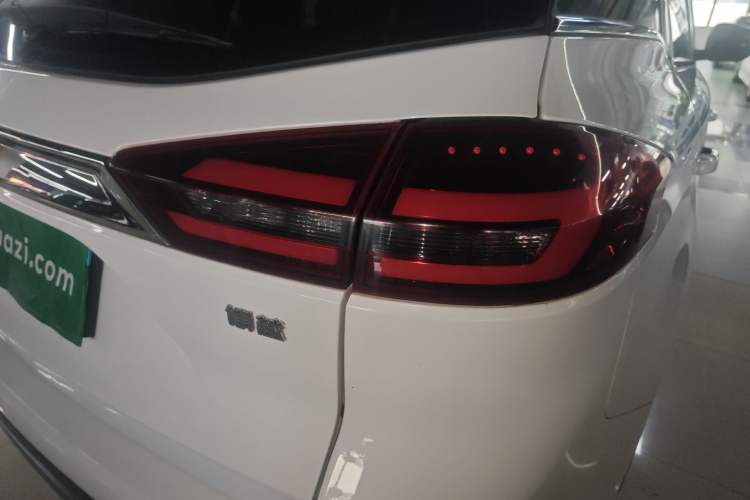 Used Geely Auto Emgrand X7 Sport 2018 1.8TD Automatic Two-Wheel Drive Smart Connect 4G Internet Edition Right Rear Taillight