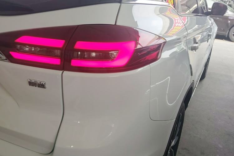 Used Geely Auto Emgrand X7 Sport 2018 1.8TD Automatic Two-Wheel Drive ZhiZun Model with 4G Connectivity Right Rear Taillight