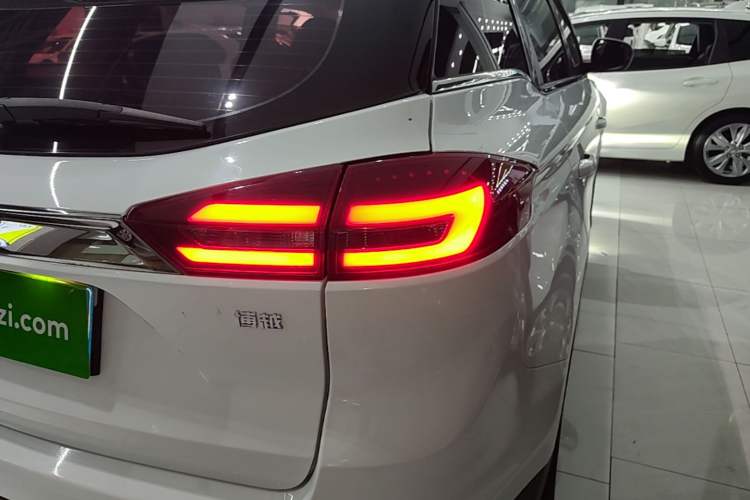 Used Geely Auto Emgrand X7 Sport 2018 1.8TD Automatic Two-Wheel Drive Smart Connect 4G Internet Edition Right Rear Taillight