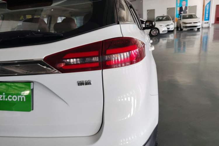 Used Geely Auto Emgrand X7 Sport 2018 1.8TD Automatic All-Wheel-Drive ZhiZun Model with 4G Connectivity Right Rear Taillight