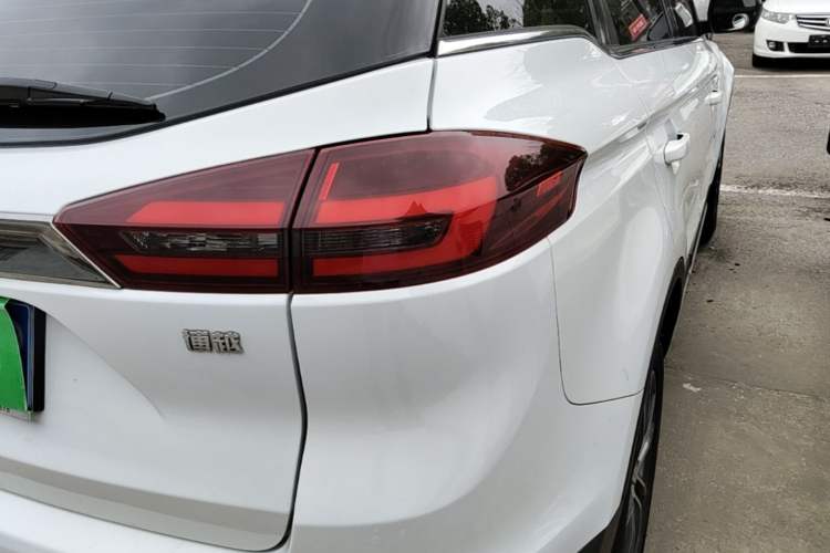 Used Geely Auto Emgrand X7 Sport 2018 1.8TD Automatic Two-Wheel Drive Smart Connect 4G Internet Edition Right Rear Taillight