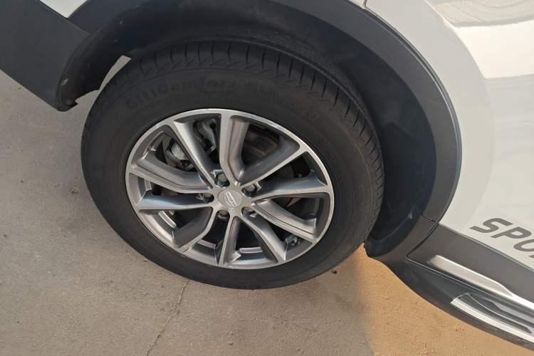 Used Geely Auto Emgrand X7 Sport 2018 1.8TD Automatic Two-Wheel Drive Smart Connect 4G Internet Edition Right Rear Wheel Hub