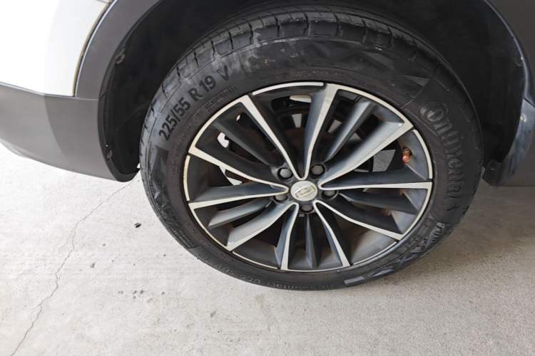 Used Geely Auto Emgrand X7 Sport 2018 1.8TD Automatic Two-Wheel Drive ZhiZun Model with 4G Connectivity Right Rear Wheel Hub