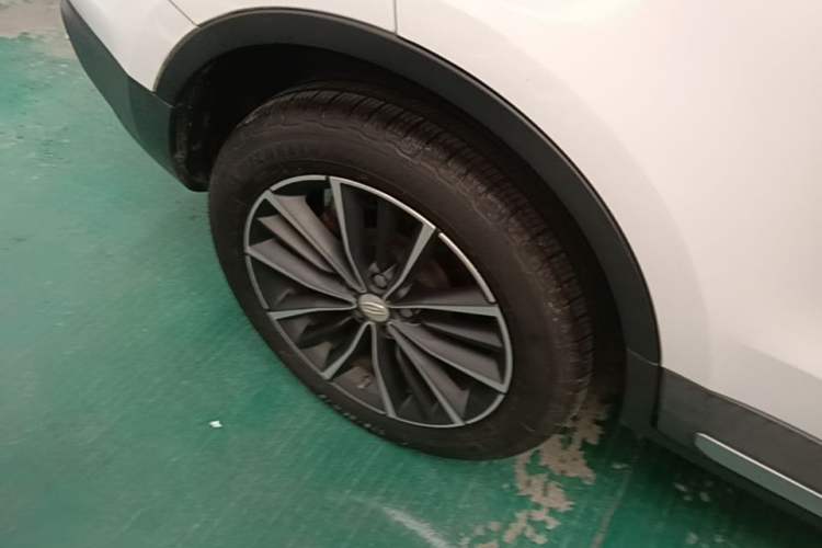 Used Geely Auto Emgrand X7 Sport 2018 1.8TD Automatic Two-Wheel Drive ZhiZun Model with 4G Connectivity Right Rear Wheel Hub
