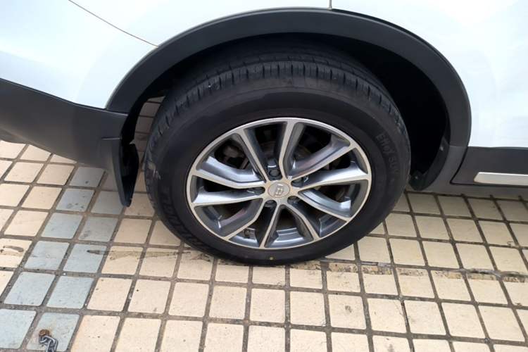 Used Geely Auto Emgrand X7 Sport 2018 1.8TD Automatic Two-Wheel Drive Smart Connect 4G Internet Edition Right Rear Wheel Hub