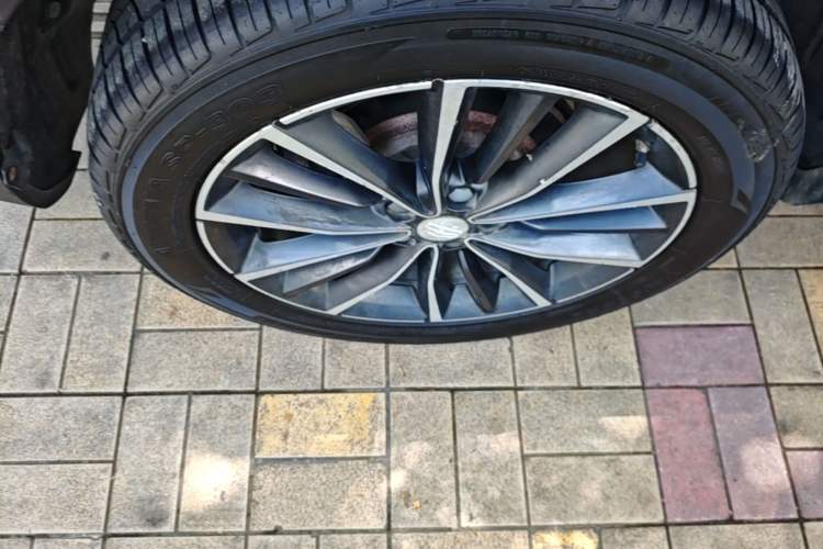 Used Geely Auto Emgrand X7 Sport 2018 1.8TD Automatic Two-Wheel Drive ZhiZun Model with 4G Connectivity Right Rear Wheel Hub