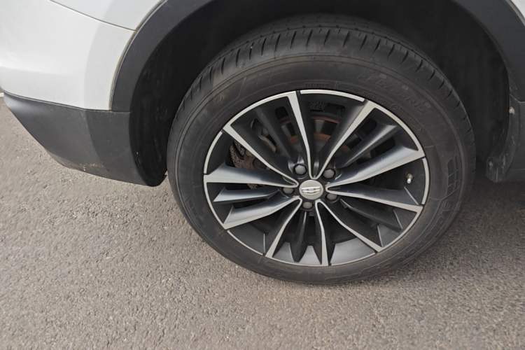 Used Geely Auto Emgrand X7 Sport 2018 1.8TD Automatic Two-Wheel Drive ZhiZun Model with 4G Connectivity Right Rear Wheel Hub