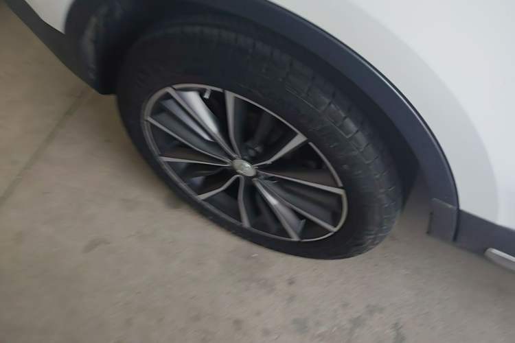 Used Geely Auto Emgrand X7 Sport 2018 1.8TD Automatic Two-Wheel Drive ZhiZun Model with 4G Connectivity Right Rear Wheel Hub