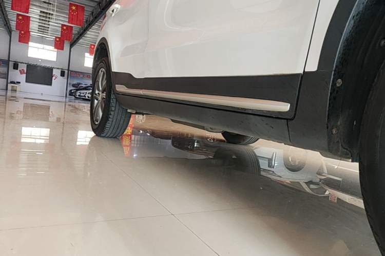 Used Geely Auto Emgrand X7 Sport 2018 1.8TD Automatic Two-Wheel Drive Smart Connect 4G Internet Edition Right Side Sill