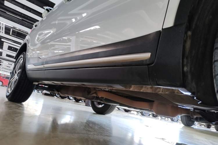 Used Geely Auto Emgrand X7 Sport 2018 1.8TD Automatic Two-Wheel Drive Smart Connect 4G Internet Edition Right Side Sill