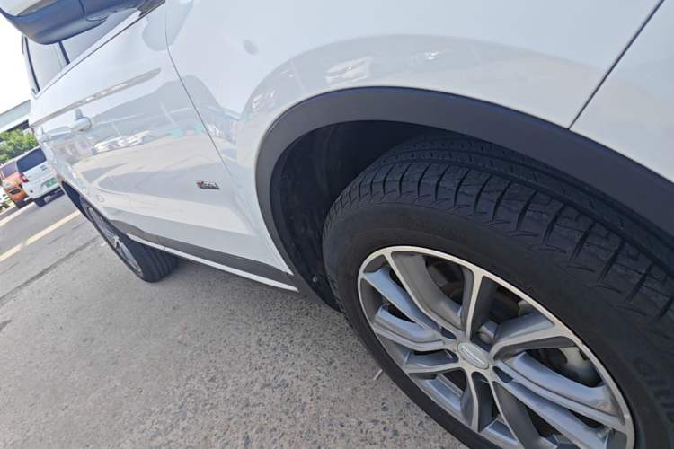 Used Geely Auto Emgrand X7 Sport 2018 1.8TD Automatic Two-Wheel Drive Smart Connect 4G Internet Edition Right Side Sill