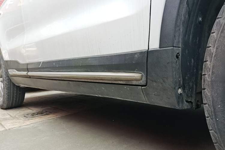 Used Geely Auto Emgrand X7 Sport 2018 1.8TD Automatic Two-Wheel Drive Zhiya Model Right Side Sill