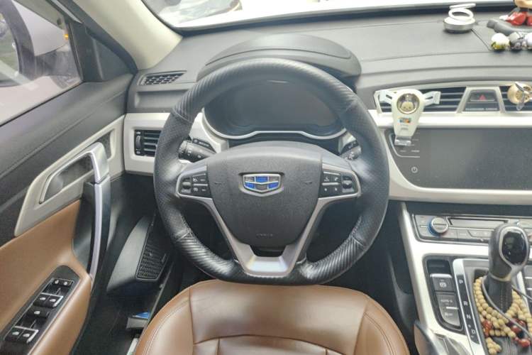 Used Geely Auto Emgrand X7 Sport 2018 1.8TD Automatic Two-Wheel Drive ZhiZun Model with 4G Connectivity Steering Wheel