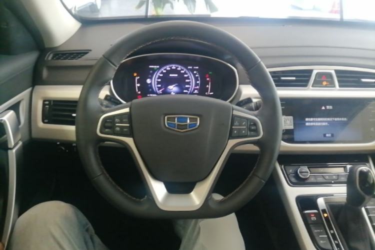 Used Geely Auto Emgrand X7 Sport 2018 1.8TD Automatic Two-Wheel Drive ZhiZun Model with 4G Connectivity Steering Wheel