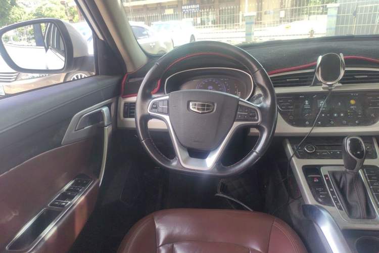 Used Geely Auto Emgrand X7 Sport 2018 1.8TD Automatic Two-Wheel Drive ZhiZun Model with 4G Connectivity Steering Wheel
