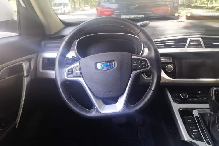 Used Geely Auto Emgrand X7 Sport 2018 1.8TD Automatic Two-Wheel Drive ZhiZun Model with 4G Connectivity Steering Wheel