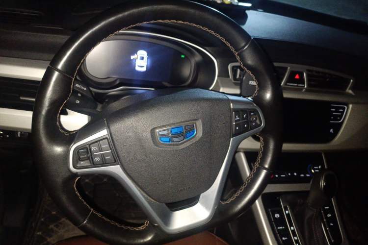 Used Geely Auto Emgrand X7 Sport 2018 1.8TD Automatic Two-Wheel Drive ZhiZun Model with 4G Connectivity Steering Wheel
