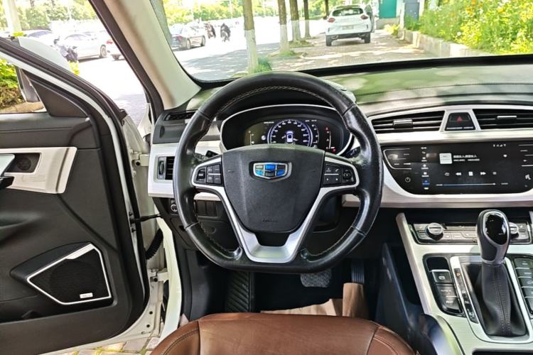 Used Geely Auto Emgrand X7 Sport 2018 1.8TD Automatic Two-Wheel Drive ZhiZun Model with 4G Connectivity Steering Wheel