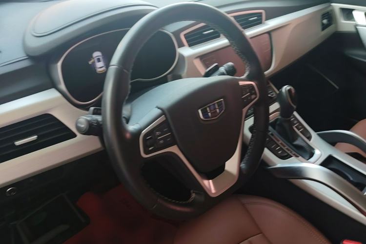 Used Geely Auto Emgrand X7 Sport 2018 1.8TD Automatic Two-Wheel Drive ZhiZun Model with 4G Connectivity Steering Wheel