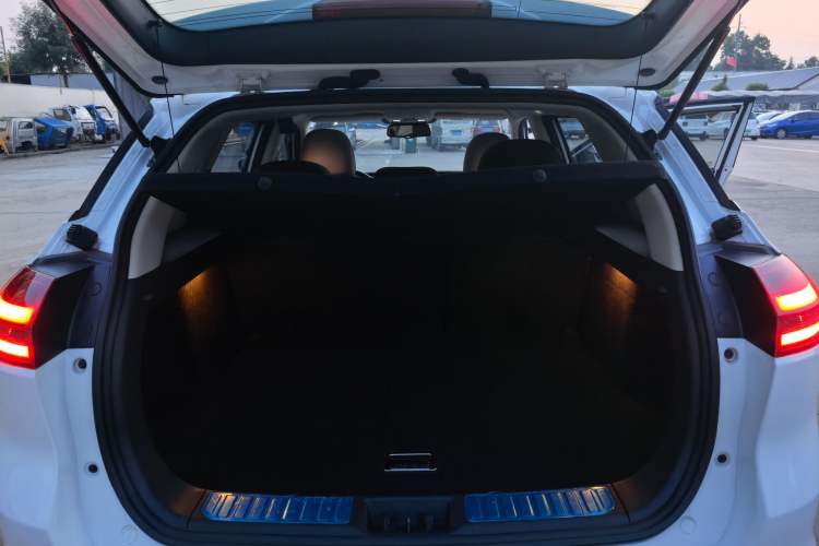 Used Geely Auto Emgrand X7 Sport 2018 1.8TD Automatic Two-Wheel Drive ZhiZun Model with 4G Connectivity Trunk