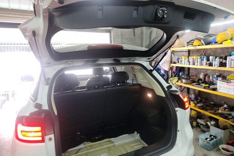 Used Geely Auto Emgrand X7 Sport 2018 1.8TD Automatic Two-Wheel Drive Smart Connect 4G Internet Edition Trunk