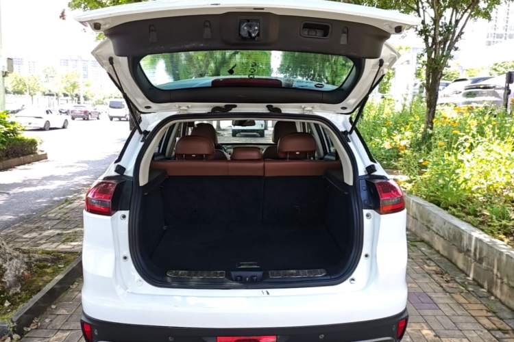 Used Geely Auto Emgrand X7 Sport 2018 1.8TD Automatic Two-Wheel Drive ZhiZun Model with 4G Connectivity Trunk