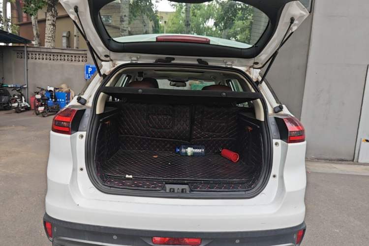 Used Geely Auto Emgrand X7 Sport 2018 1.8TD Automatic Two-Wheel Drive ZhiZun Model with 4G Connectivity Trunk