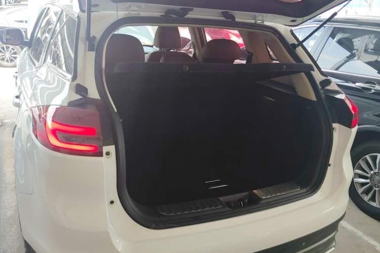 Used Geely Auto Emgrand X7 Sport 2018 1.8TD Automatic Two-Wheel Drive ZhiZun Model with 4G Connectivity Trunk
