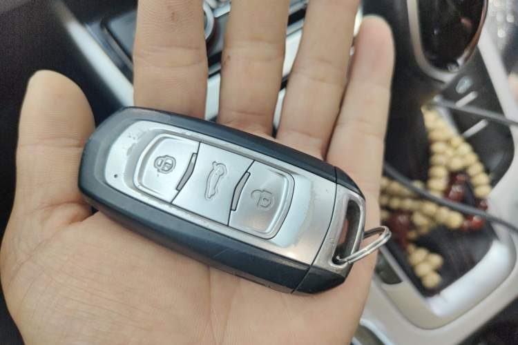 Used Geely Auto Emgrand X7 Sport 2018 1.8TD Automatic Two-Wheel Drive ZhiZun Model with 4G Connectivity Vehicle Key